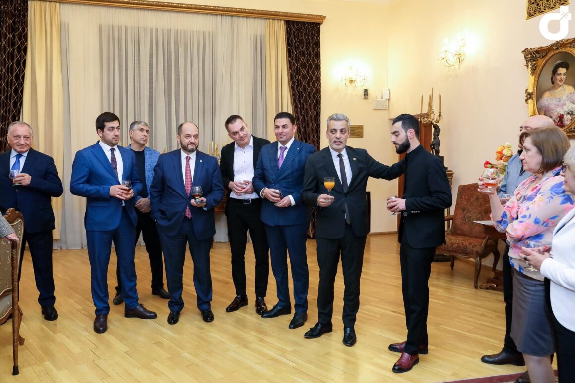 Պարի Պետական անսամբլ 65-33 Հայաստանի պարի պետական անսամբլը մեծ շուքով նշեց 65-ամյակը